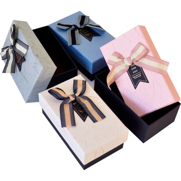 Dekorative Geschenkbox aus Karton 61011574
